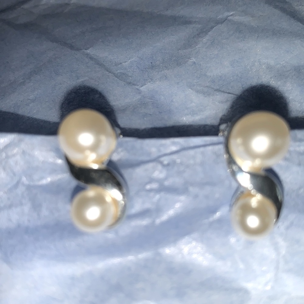 💕Croft and Barrows beautiful pearl clip-on earrings.
